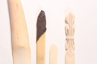 null Ensemble de 5 objets en ivoire dont 4 coupes papier et un os sculpté à décor...