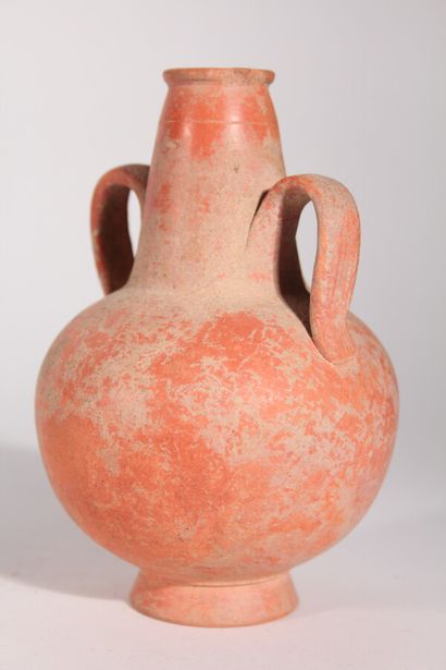 null Vase à anses en terre cuite reposant sur talon, col roulé

Époque romaine

H.:...