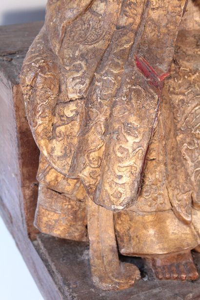 null Sculpture de Bodhisattva en bois laqué or, représenté assis, les mains jointes,...