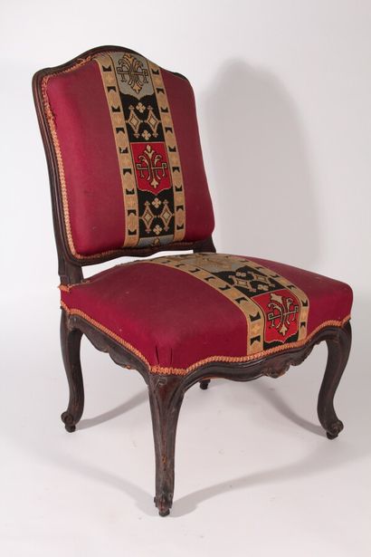 null Chaise chauffeuse en bois teinté et sculpté, garniture de tapisserie chiffrée

Époque...