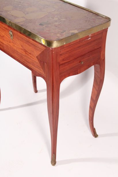 null Table écritoire en bois de placage, dessus de marbre brèche d'Alep à galeries

Style...