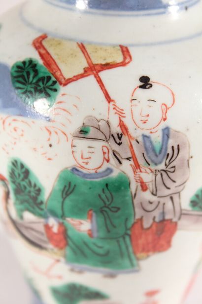 null Vase en porcelaine Wucai

Chine, XVIIème siècle ou postérieur

De forme balustre,...