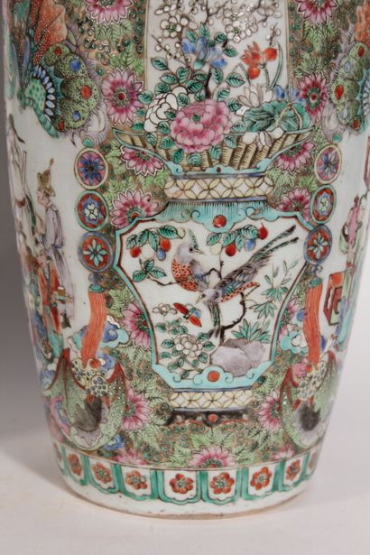 null Paire de grands vases balustres en porcelaine de Canton à décor de cartouches...