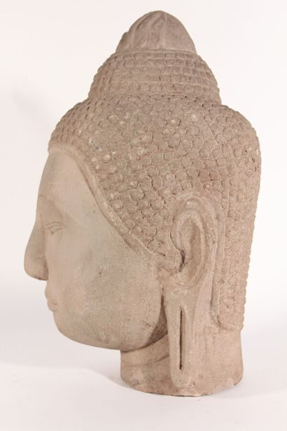 null Tête de Divinité en grès sculpté

Thaïlande, XXème siècle 

H.: 43 cm
