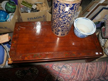 null Table basse en bois teinté à décor gravé dans le goût Extrême-oriental

Xxème...