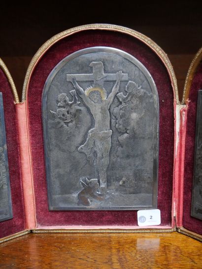 null Crucifix formant triptyque en métal argenté d'après Van Dyck

Début Xxème siècle

H....