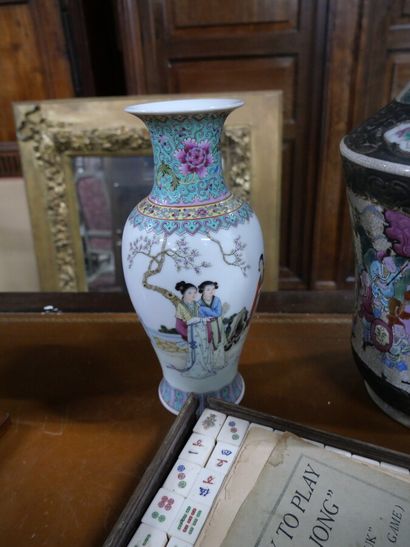 null Vase en porcelaine de Nankin à décor polychrome de scènes guerrières

H. : 45...