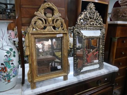 null Petit miroir à fronton, cadre en bois et stuc doré à décor de frises de perles,...