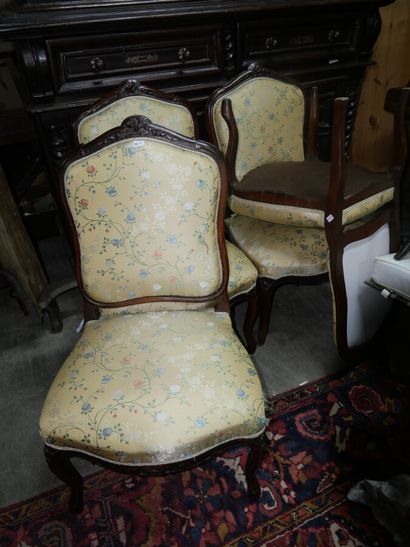 null Suite de quatre chaises en noyer mouluré et sculpté à décor de fleurs, pieds...