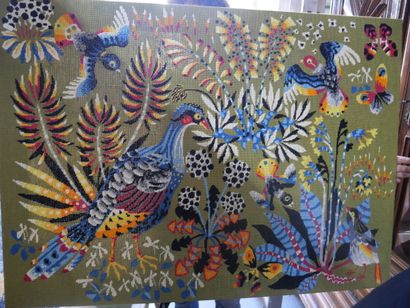 null Ensemble de cinq tapisseries décoratives dont deux à décor d'oiseaux et végétaux,...