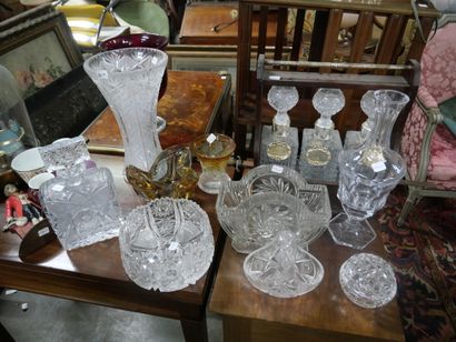 null Ensemble de verrerie et cristallerie comprenant un vase cornet en cristal à...