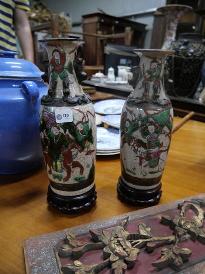 null Paire de petits vases en porcelaine de Nankin à décor polychrome de scènes guerrières

H....