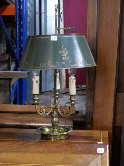 null Lampe bouillotte en bronze à trois bras de lumières à décor d'enroulements fleuris,...