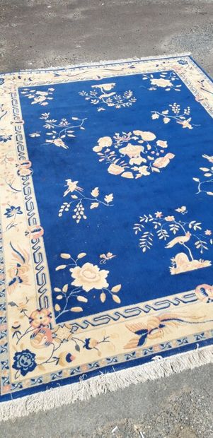 null Tapis en laine à fond bleu décor de fleurs

Chine, XXème siècle

240 x 340 ...
