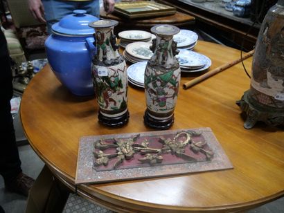 null Paire de petits vases en porcelaine de Nankin à décor polychrome de scènes guerrières

H....