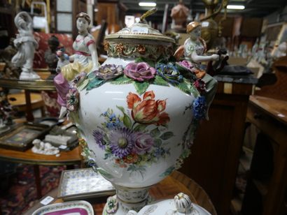 null Vase en porcelaine polychrome, décor en relief de fleurs et élégantes

Fin XIXème...