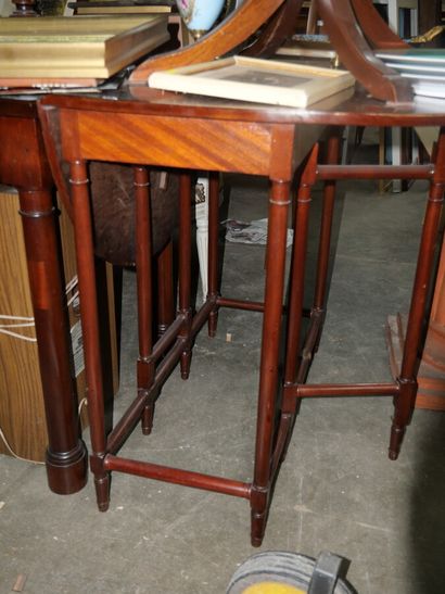 null Petite table à volets en acajou, piétement en bois tourné à huit pieds

XIXème...