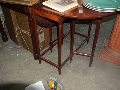 null Petite table à volets en acajou, piétement en bois tourné à huit pieds

XIXème...