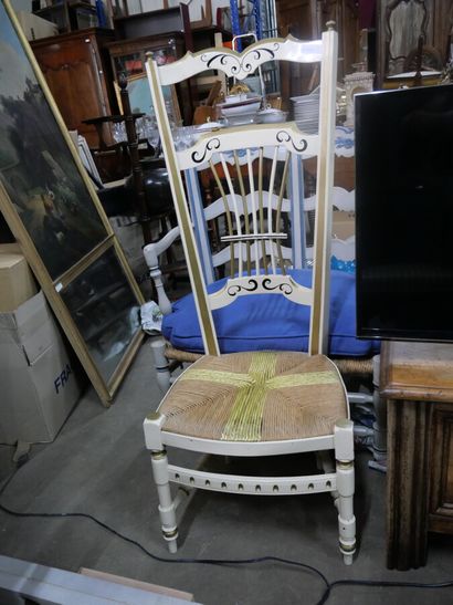 null Chaise double en bois peint et sculpté, assise fond de paille

Style Provençal

On...