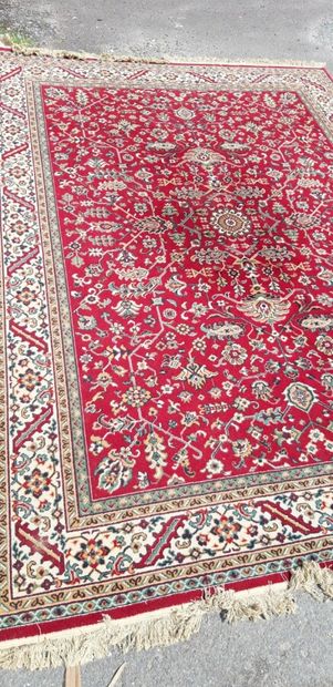 null Grand tapis en laine à points noués, décor géométrique de fleurs à fond rouge

Iran,...