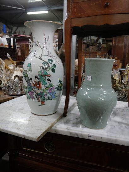 null Vase en porcelaine à glaçures céladon à décor de feuillages stylisés

Chine,...