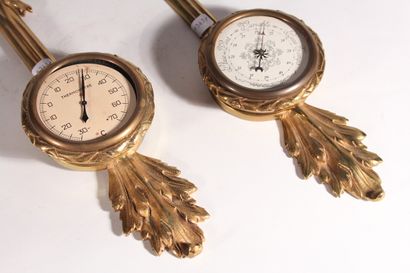 null Thermomètre et baromètre en bronze doré à décor de noeuds de rubans et feuillages

Style...
