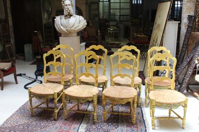 null Suite de huit chaises paillées en bois peint et sculpté à décor de fleurs et...