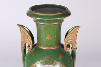 null Vase de forme balustre en porcelaine à fond vert et abeilles dorées à décor...