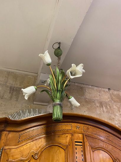 null Lustre en métal peint figurant un bouquet de tulipes, verrerie en verre teinté...