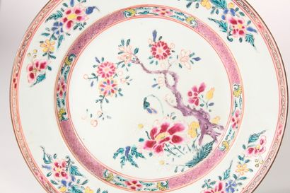 null Paire d'assiettes en porcelaine à décor polychrome de fleurs

Chine, Famille...