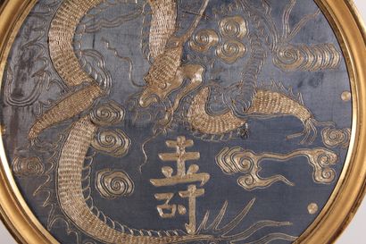 null Panneau en médaillon de fil d'or et de soie à décor brodé de dragon

Chine,...