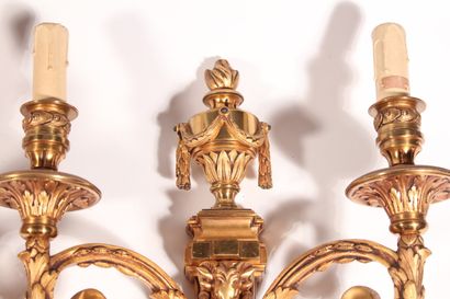 null Paire d'appliques à deux bras de lumières en bronze doré à décor de potiches,...