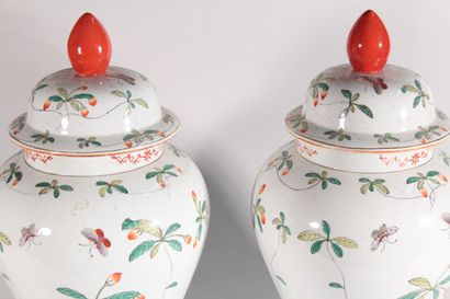null Paire de potiches en porcelaine à décor de fleurs et papillons

Chine, moderne

H.:...