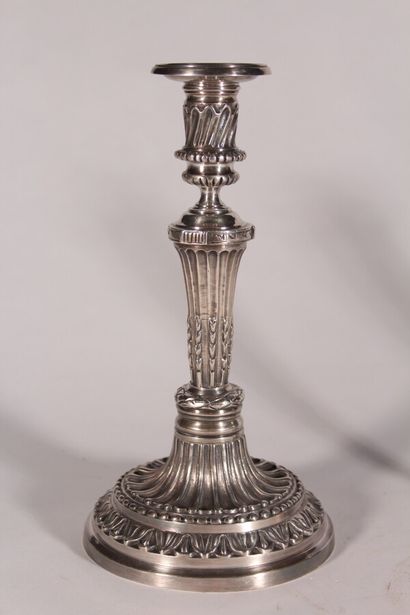 null Bougeoir en métal argenté à décor de canaux et feuillages

Style Louis XVI

H.:...