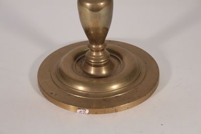 null Grand flambeau en bronze à deux bras de lumière 

XIXème siècle

H. : 90 cm...