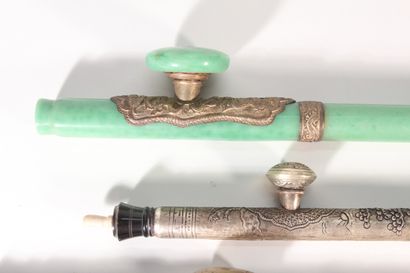 null Ensemble de quatre pipes à opium, une en os et métal à décor repoussé de dragons,...
