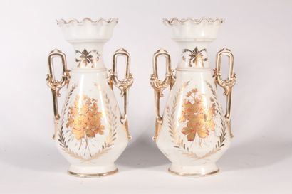 null Paire de vases en porcelaine de Paris, porcelaine blanche filet or à rehauts...