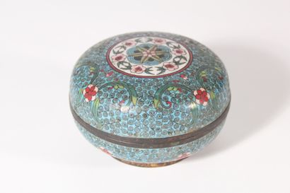 null Petite boite en émaux cloisonnés de fleurs et feuillages stylisés

Chine, fin...