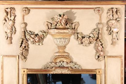 null Miroir de boiserie en bois peint et sculpté à décor de vases et guirlandes fleuries...
