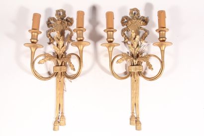 null Paire d'appliques à deux bras de lumières en bronze doré figurant des cors,...
