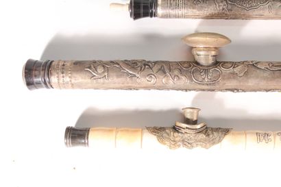 null Ensemble de quatre pipes à opium, une en os et métal à décor repoussé de dragons,...