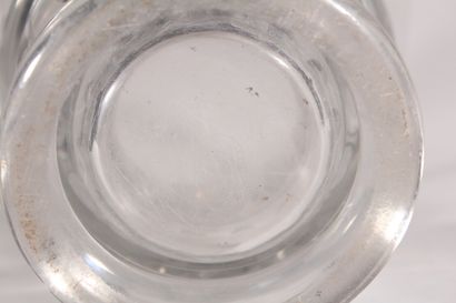null BACCARAT France

Grand vase en cristal moulé 

H.: 29 cm

(Rayures d'usage et...