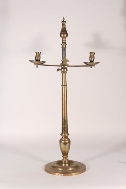 null Grand flambeau en bronze à deux bras de lumière 

XIXème siècle

H. : 90 cm...