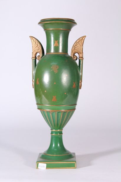 null Vase de forme balustre en porcelaine à fond vert et abeilles dorées à décor...