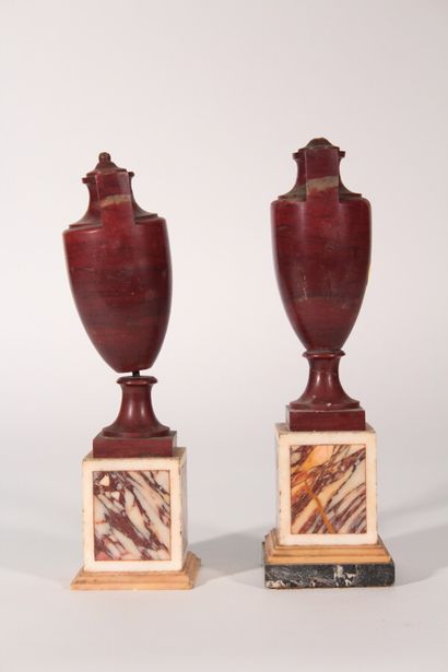 null Paire de vases en marbre griotte

XIXème siècle

H : 24 et 23 cm 

(Accidents...