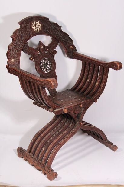 null Paire de fauteuils syriens en bois sculpté et incrustation de nacre et os

Début...