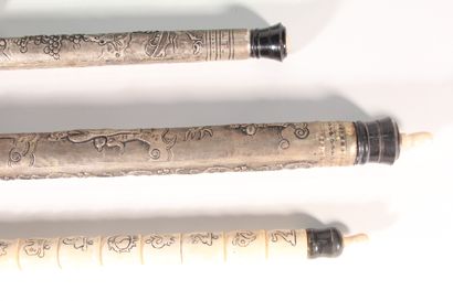 null Ensemble de quatre pipes à opium, une en os et métal à décor repoussé de dragons,...