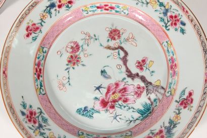 null Paire d'assiettes en porcelaine à décor polychrome de fleurs

Chine, Famille...
