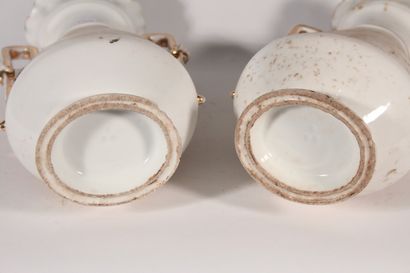 null Paire de vases en porcelaine de Paris, porcelaine blanche filet or à rehauts...