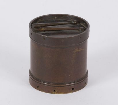 null Boîte en bronze figurant un tambour, le couvercle avec les deux baguettes

XIXème...